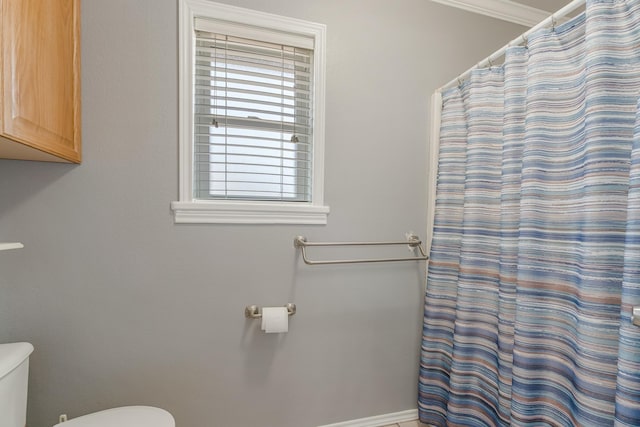 full bath featuring toilet, a shower with curtain, and crown molding