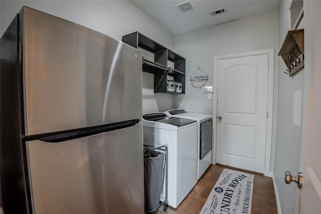 laundry room featuring visible vents, baseboards, independent washer and dryer, and laundry area