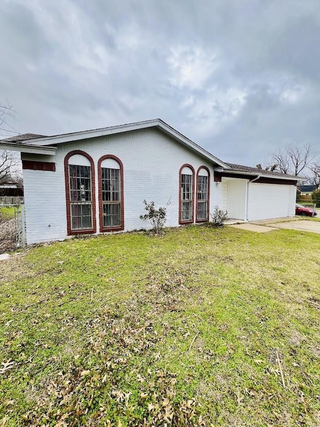 single story home featuring brick siding and a front lawn