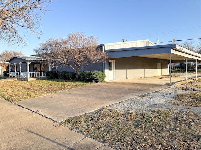 view of front facade featuring driveway and an attached carport