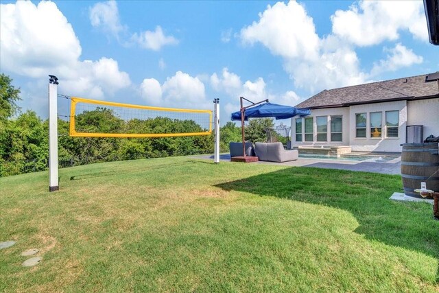 view of swimming pool featuring a pool with connected hot tub and a patio area