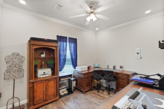 home office with recessed lighting, light wood-style floors, ornamental molding, visible vents, and a ceiling fan