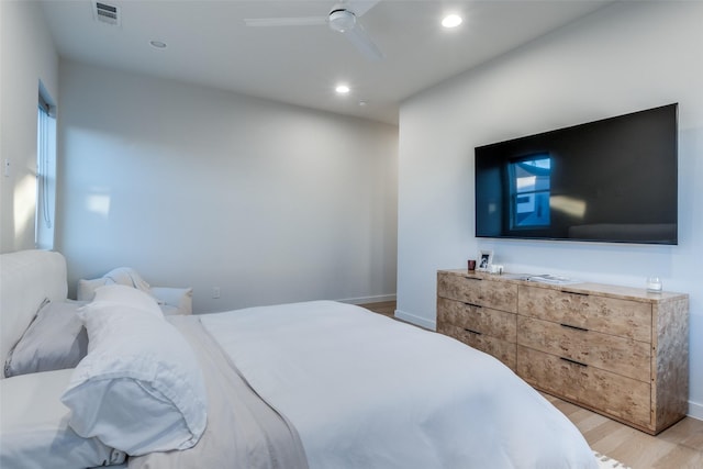 bedroom featuring light wood finished floors, recessed lighting, visible vents, a ceiling fan, and baseboards