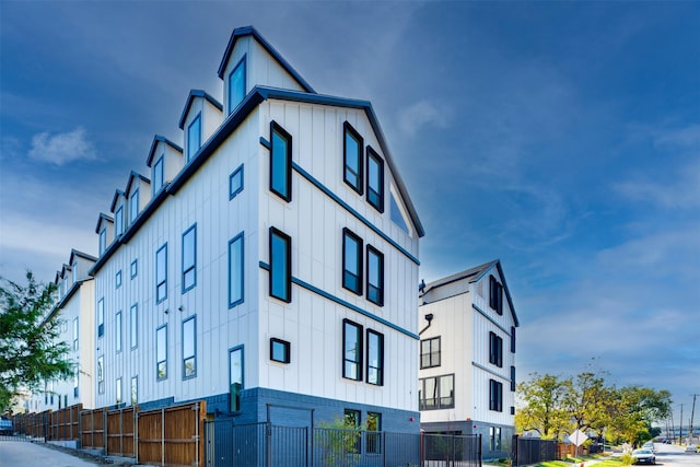 512 N Lancaster St, Dallas, TX 75203 - view of building exterior with fence