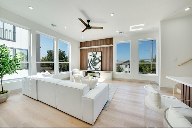 living area with light wood finished floors, baseboards, visible vents, and recessed lighting