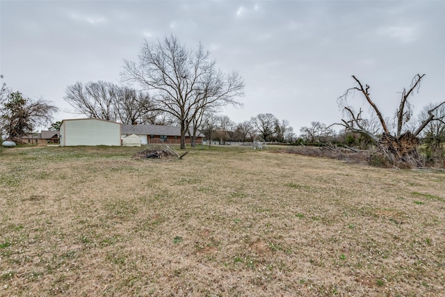 view of yard featuring an outbuilding