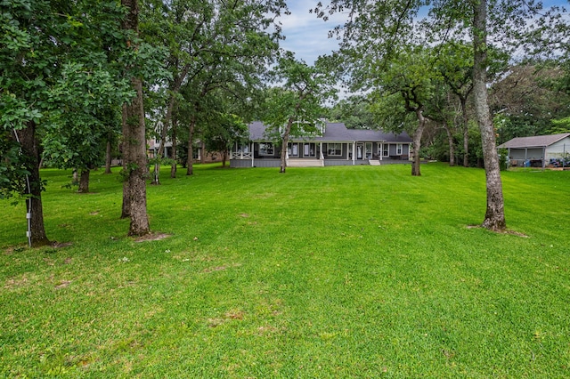 7811 Double Oaks Rd, Athens, TX 75752 - view of front facade featuring a front yard and covered porch