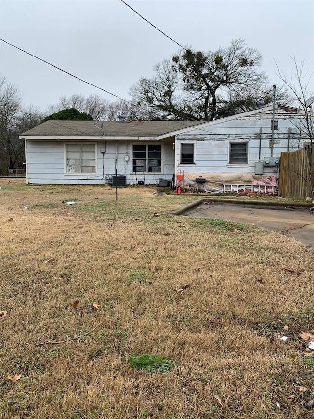 view of front facade with a front yard