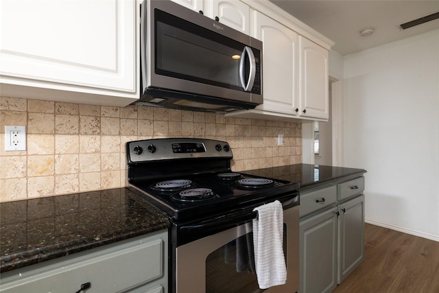 kitchen featuring visible vents, dark wood-style floors, stainless steel appliances, white cabinetry, and backsplash