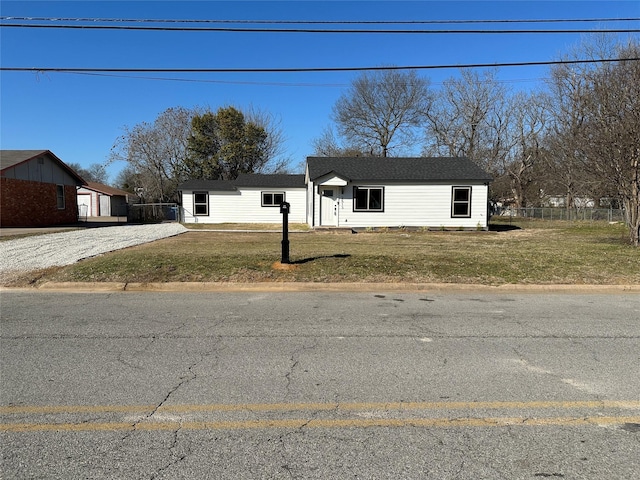 view of front of property featuring driveway and a front lawn