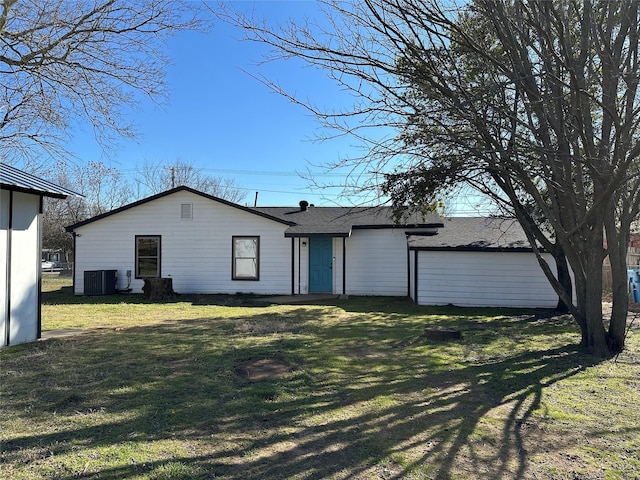 view of front of home featuring cooling unit and a front lawn