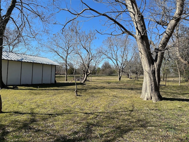 view of yard featuring an outbuilding