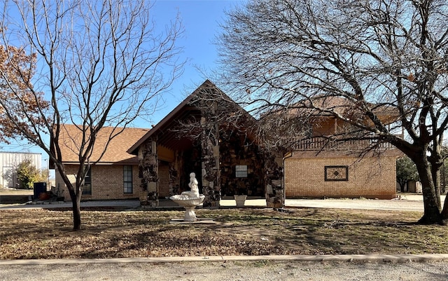 view of front facade featuring brick siding