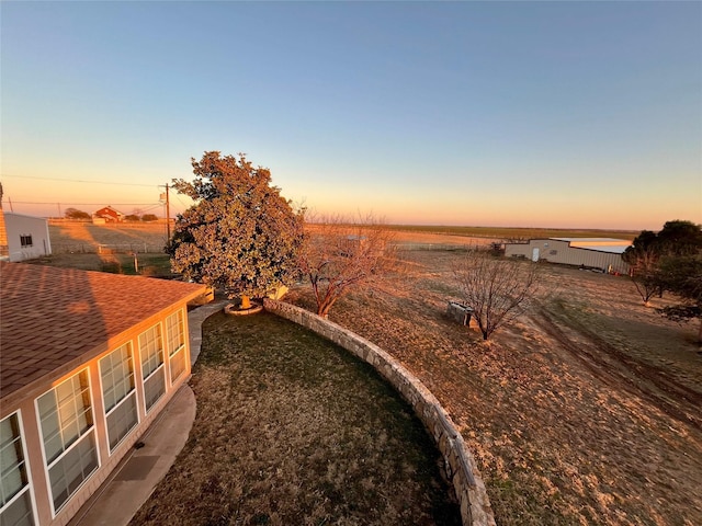 view of yard at dusk