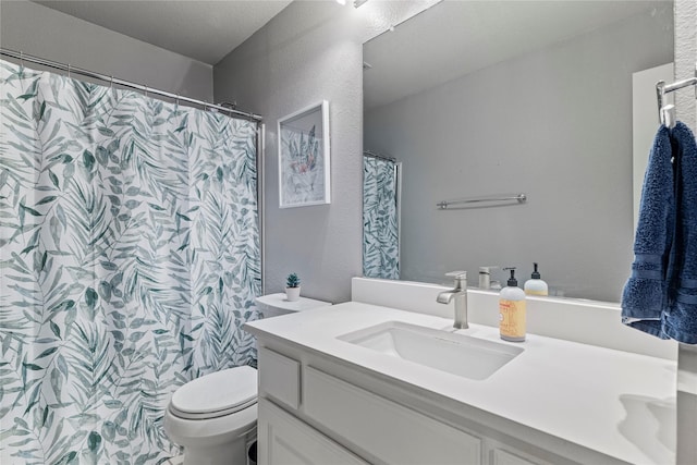 full bath with toilet, a textured wall, a shower with shower curtain, and vanity