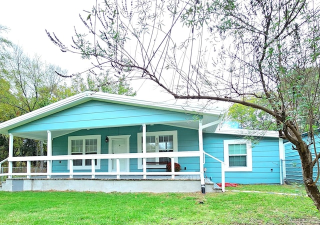 view of front facade featuring a front yard and covered porch