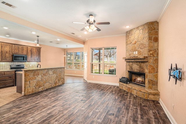136 Clara Lee Ln, Springtown, TX 76082 - kitchen with appliances with stainless steel finishes, open floor plan, crown molding, a ceiling fan, and baseboards