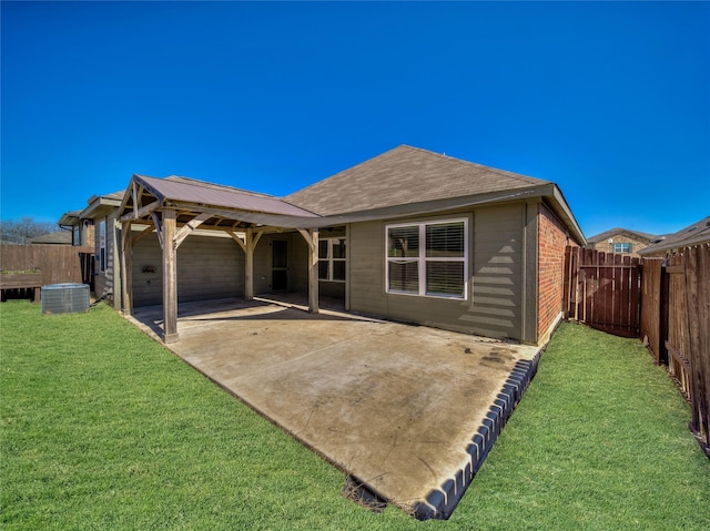 view of front of property with a front lawn, a patio area, and a fenced backyard