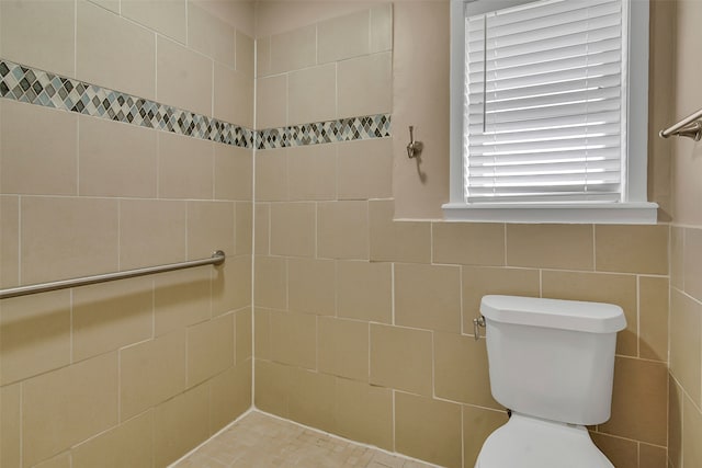 bathroom with toilet and tiled shower