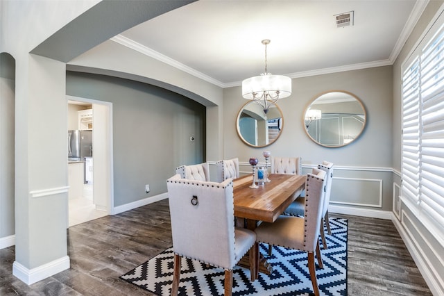 dining space featuring ornamental molding, visible vents, dark wood-style flooring, and a chandelier