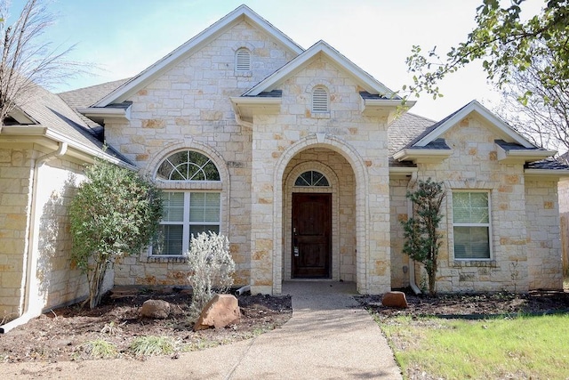 view of front of property featuring a shingled roof