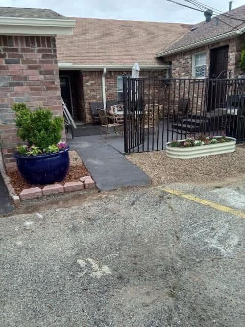 2340 N Chandler Dr E Unit 4, Fort Worth, TX 76111 - gate with fence