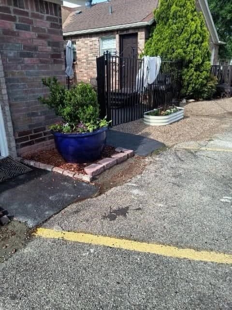 2340 N Chandler Dr E Unit 4, Fort Worth, TX 76111 - gate with fence