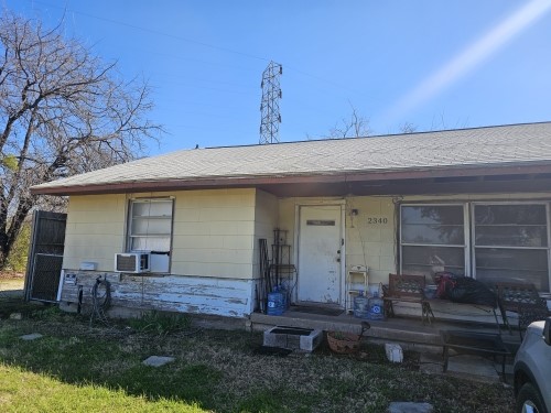 view of front of house featuring cooling unit and a porch