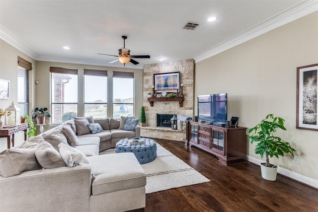 living area with visible vents, crown molding, baseboards, and wood finished floors