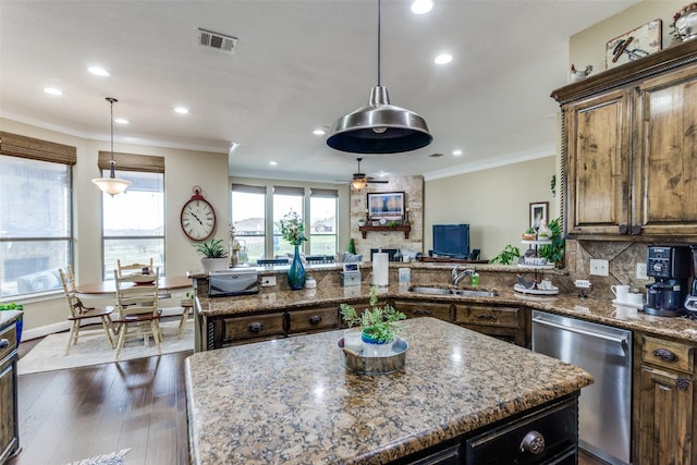 kitchen featuring crown molding, dark wood finished floors, visible vents, a sink, and dishwasher