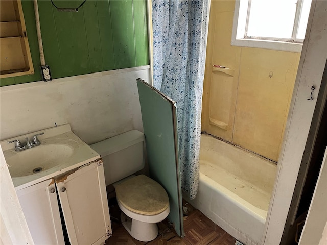 bathroom with shower / bath combo with shower curtain, vanity, and toilet