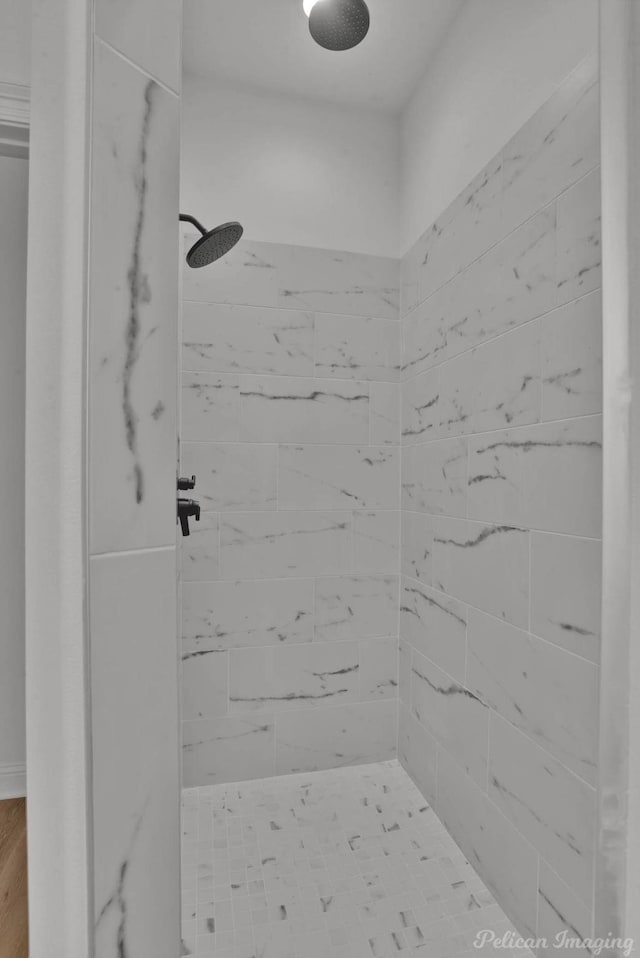 bathroom featuring a tile shower