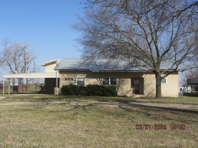 ranch-style house featuring a carport and a front yard