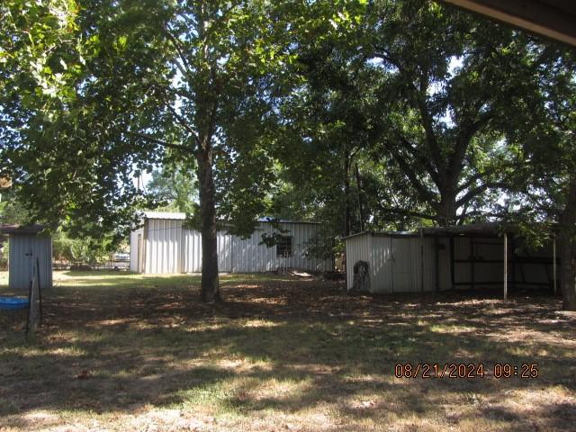 view of yard featuring an outbuilding