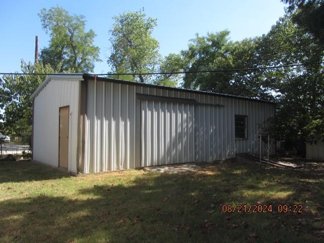 view of pole building featuring a yard