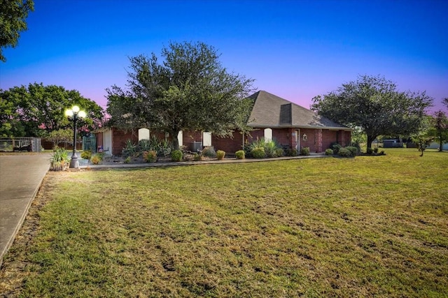 view of front of property featuring a lawn