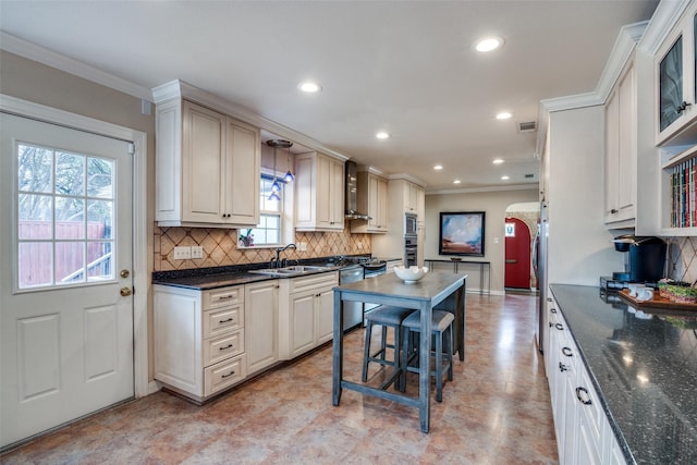 kitchen with visible vents, ornamental molding, a sink, tasteful backsplash, and arched walkways