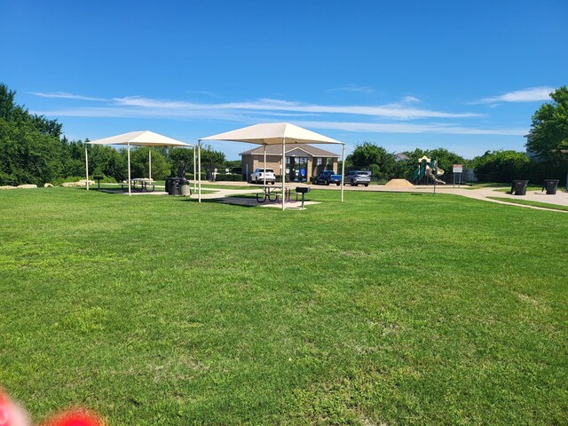 view of property's community featuring a yard