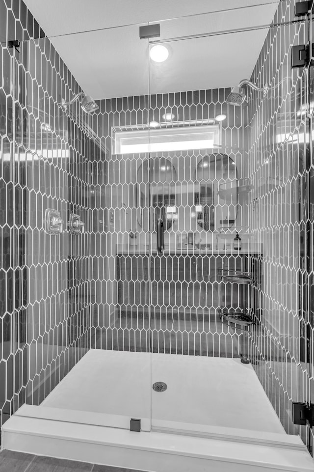 bathroom featuring tiled shower