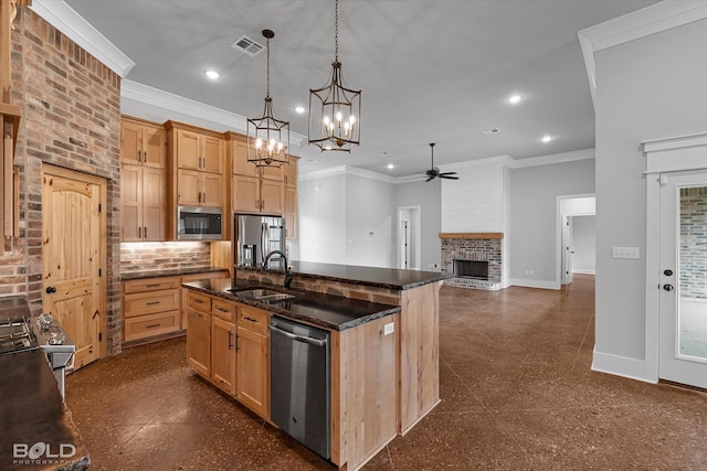 kitchen featuring visible vents, ornamental molding, a sink, appliances with stainless steel finishes, and baseboards