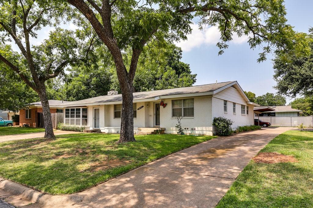 1513 White Way Dr, Arlington, TX 76013 - ranch-style home featuring a front yard, fence, brick siding, and a chimney