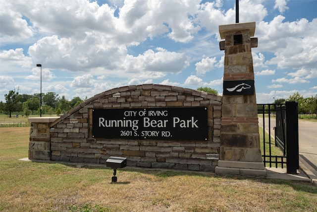 community sign with a lawn