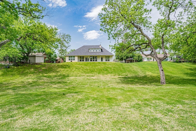 view of front of property featuring a front lawn