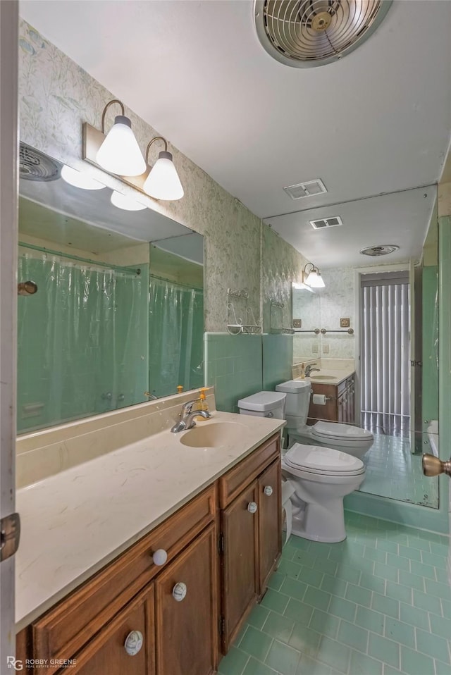 bathroom featuring a shower with curtain, toilet, and visible vents