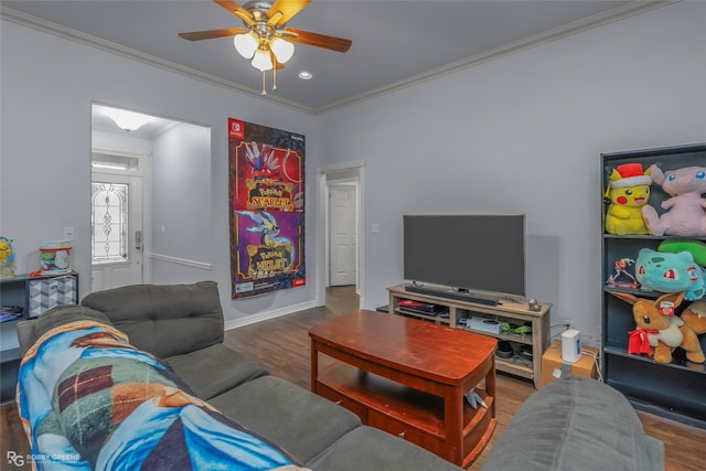 living area with baseboards, ceiling fan, ornamental molding, recessed lighting, and wood finished floors