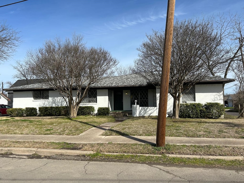 single story home with a front lawn