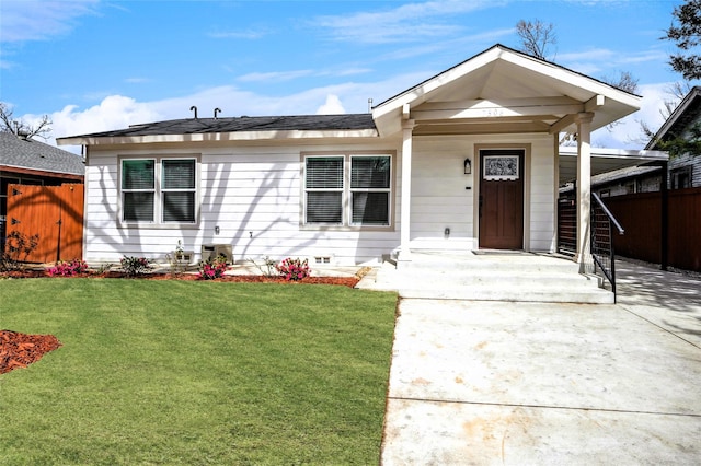 view of front of property featuring fence, a porch, a front lawn, a carport, and crawl space