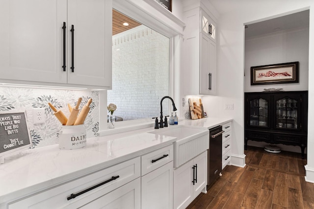 bar featuring recessed lighting, a sink, decorative backsplash, dark wood-type flooring, and crown molding