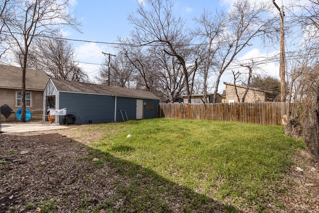 view of yard with an outbuilding and fence