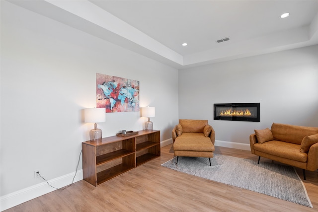 living area featuring recessed lighting, visible vents, baseboards, and light wood finished floors